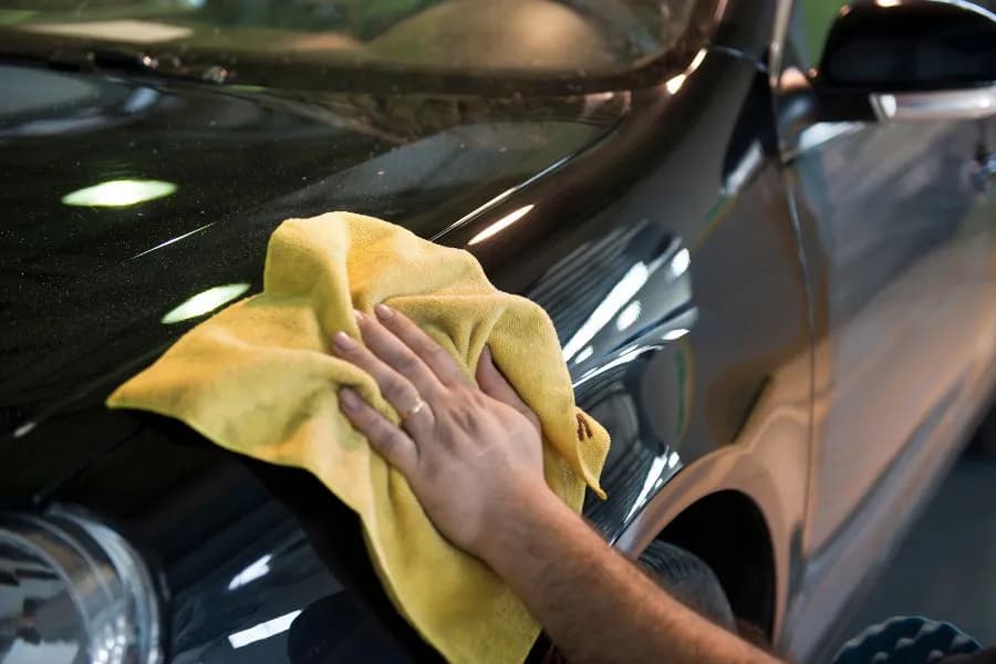 Jak woskować auto na myjni, aby uzyskać najlepsze efekty?