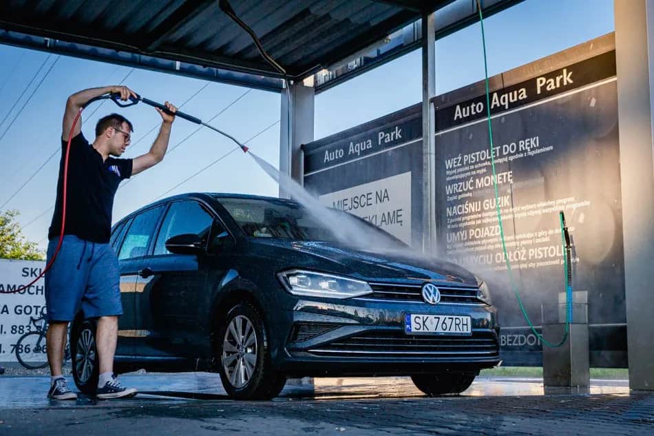 Jak umyć auto na myjni bezdotykowej, aby uniknąć uszkodzeń lakieru