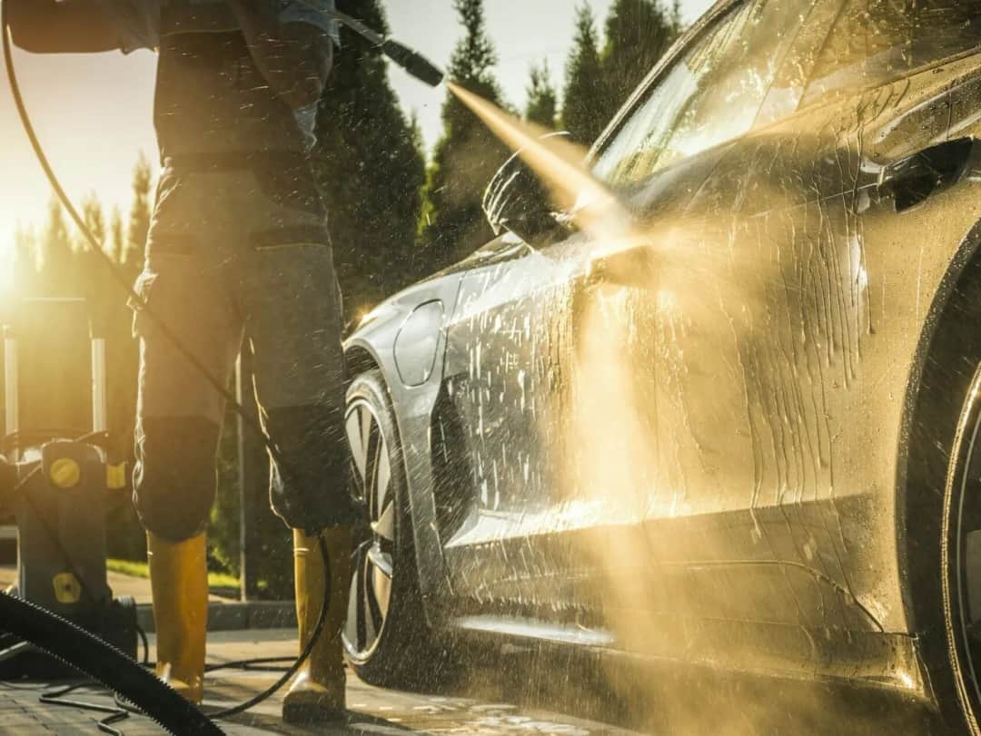 Jak dobrze umyć samochód na myjni bezdotykowej bez zarysowań