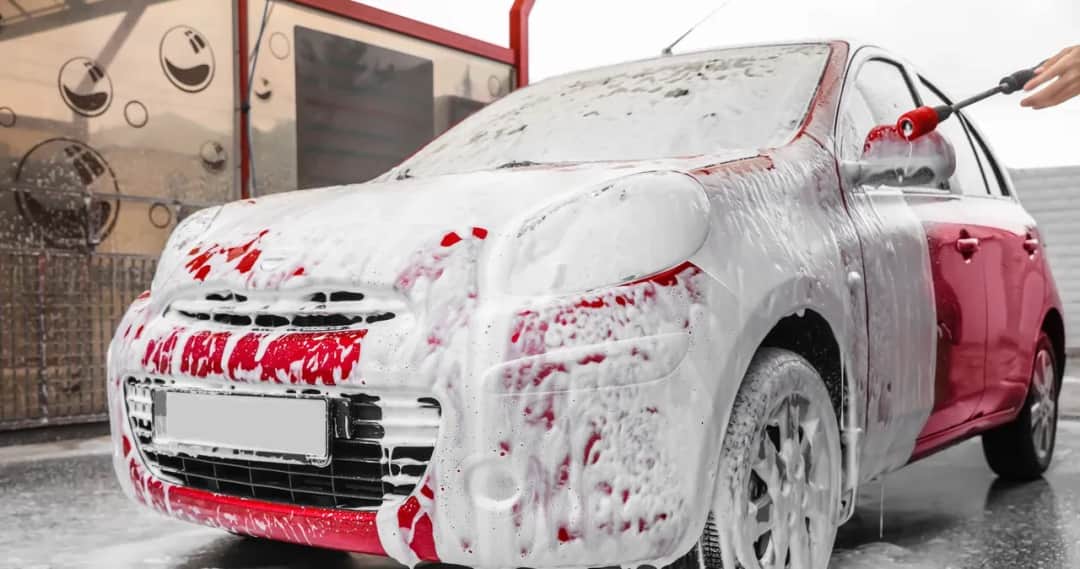 Jak umyć samochód na myjni bezdotykowej, aby nie uszkodzić lakieru