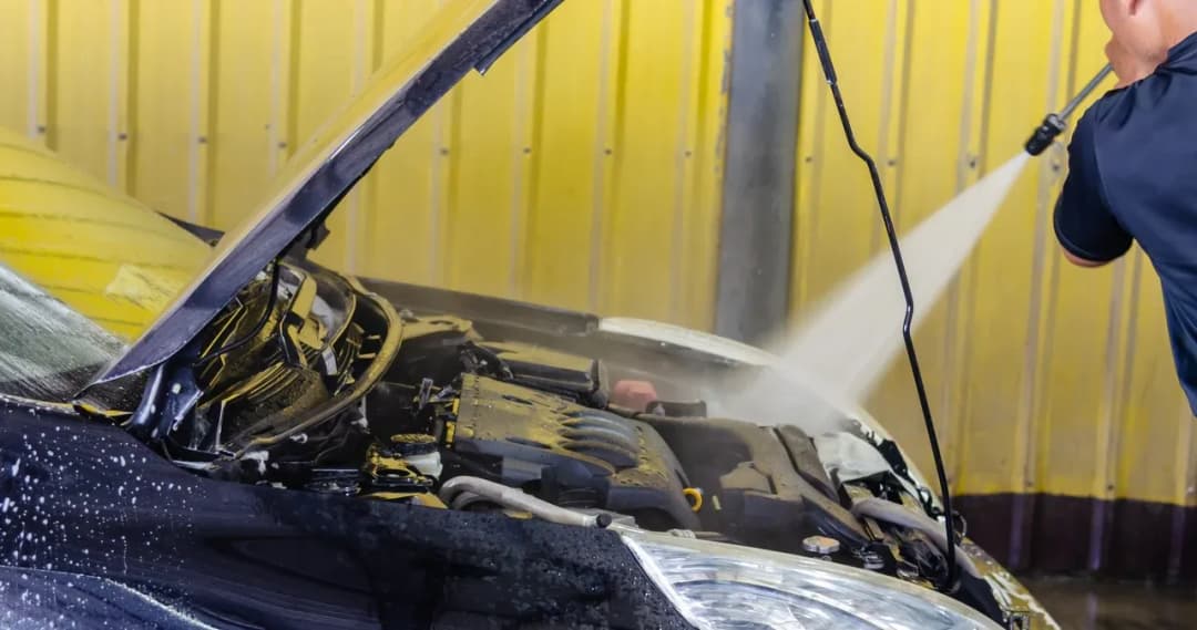 Jak umyć silnik na myjni bez ryzyka uszkodzeń i zanieczyszczeń