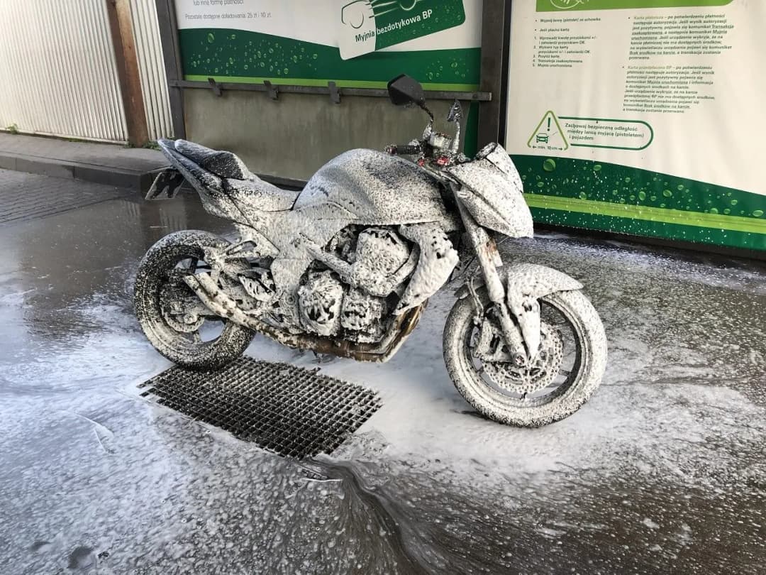 Jak myć motocykl na myjni bezdotykowej bez ryzyka uszkodzeń?