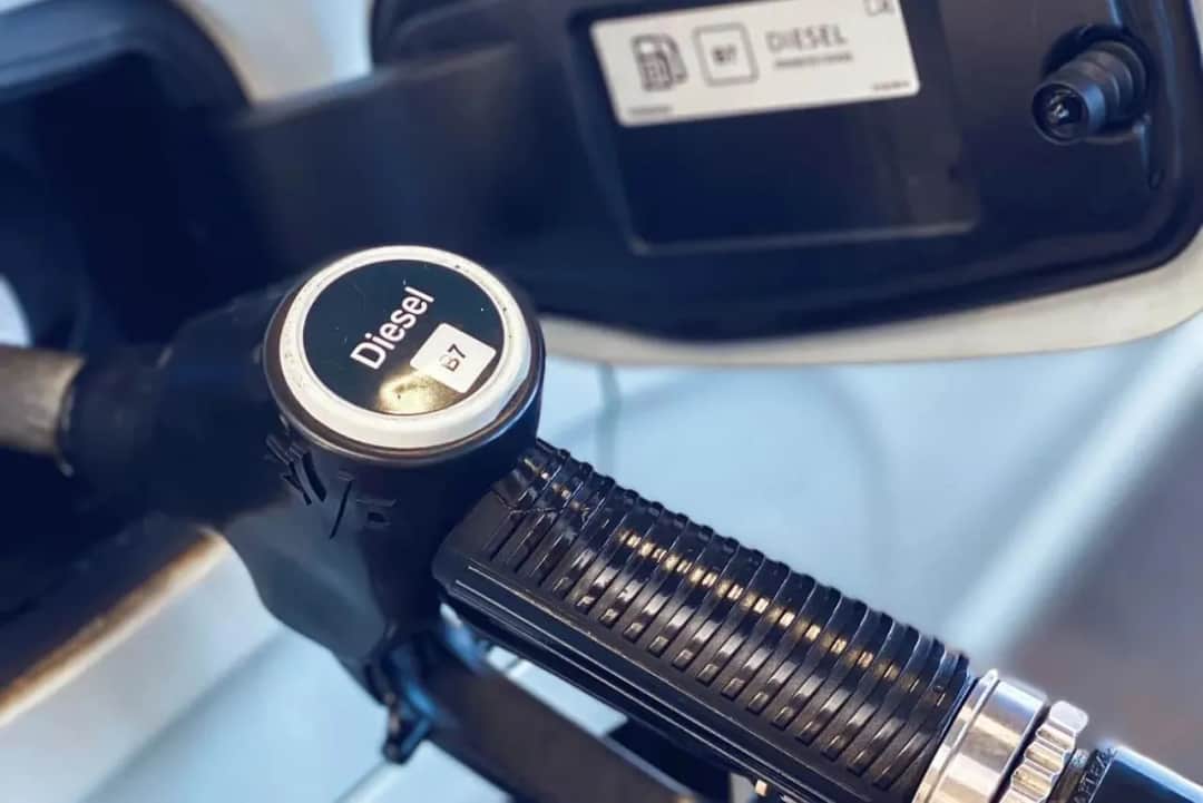 Dlaczego olej napędowy jest droższy od benzyny? Odkryj przyczyny tej różnicy