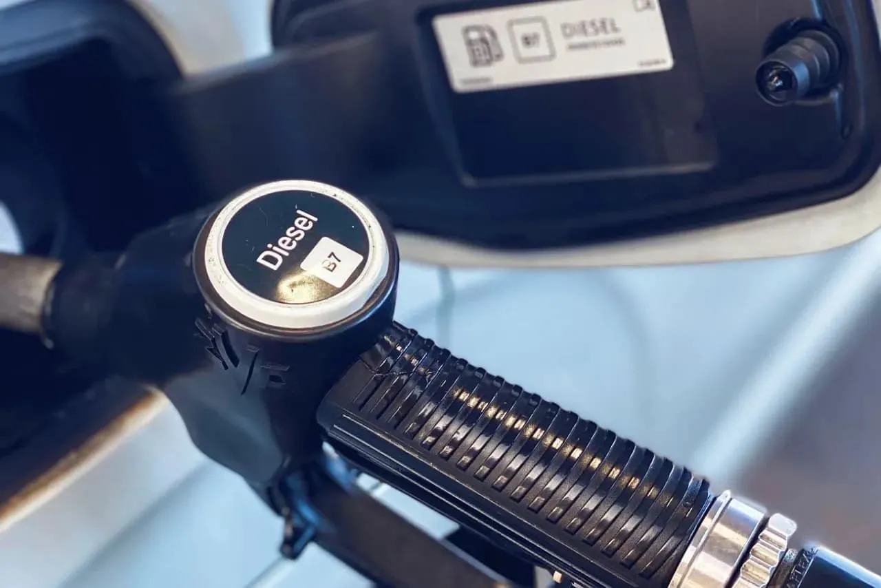 Dlaczego olej napędowy jest droższy od benzyny? Odkryj przyczyny tej różnicy