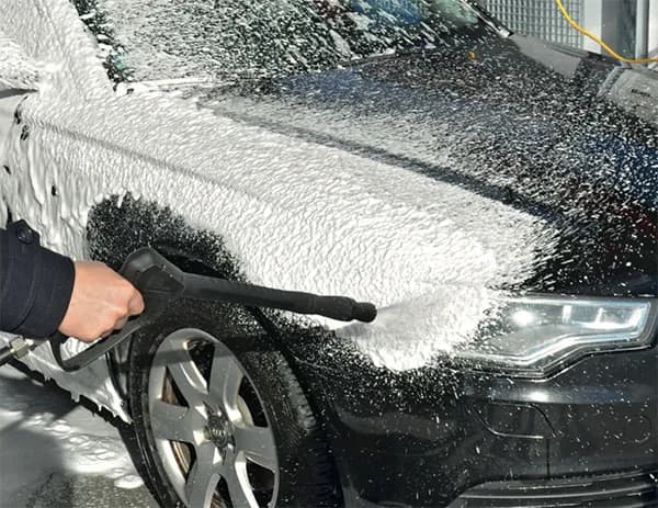 Jak myć auto na myjni bezdotykowej? Praktyczny przewodnik