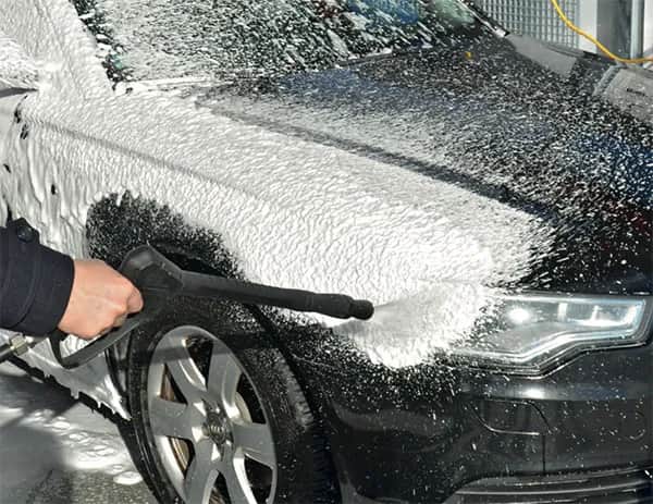 Jak myć auto na myjni bezdotykowej? Praktyczny przewodnik