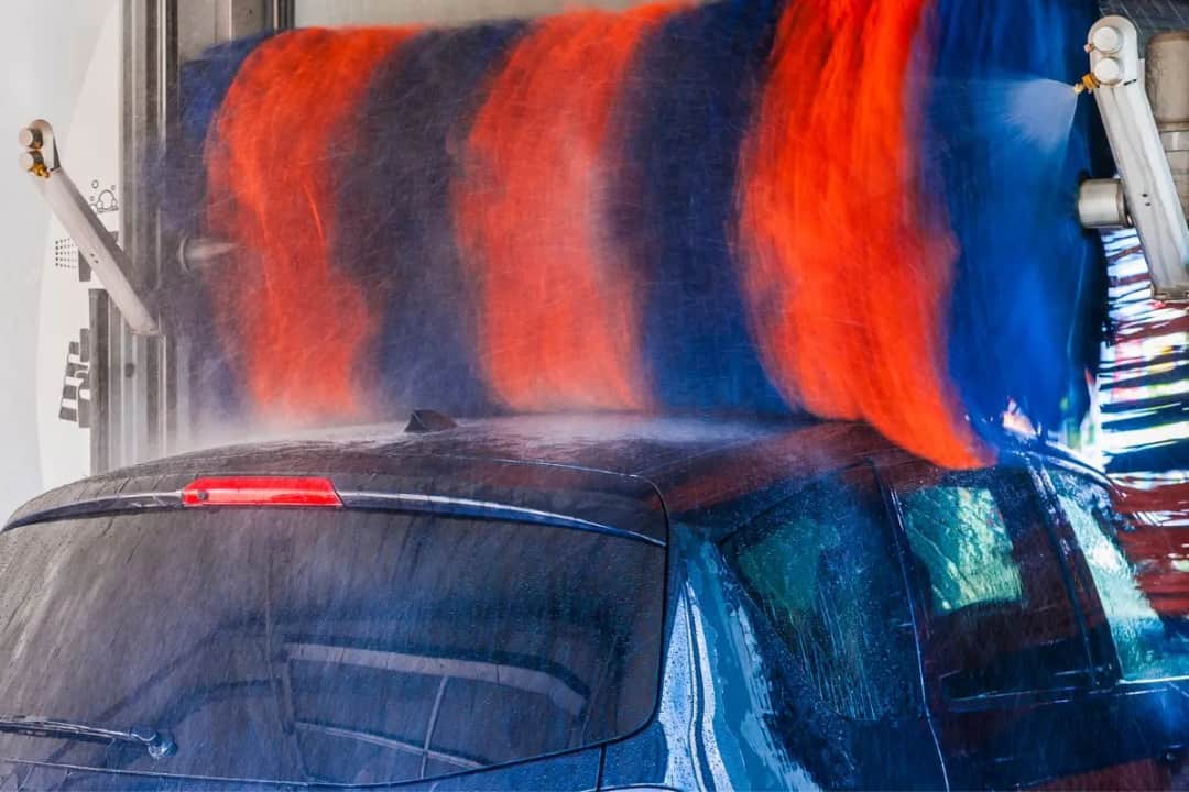 Jak działa myjnia automatyczna? Poznaj sekrety skutecznego mycia samochodu