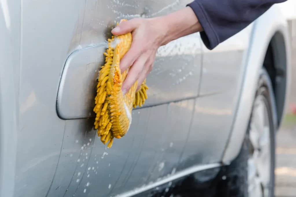 Jak umyć auto na myjni samoobsługowej bez smug i zarysowań?