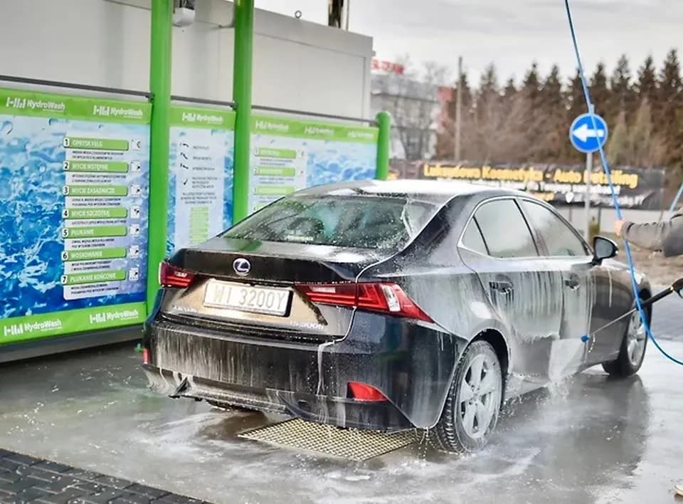 Jak umyć auto na myjni ręcznej, aby uniknąć zarysowań i smug