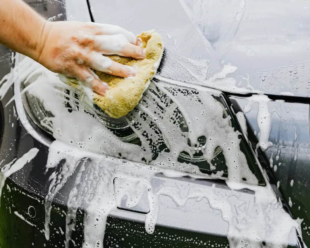 Jak myć auto na myjni, aby uniknąć zarysowań i uszkodzeń lakieru