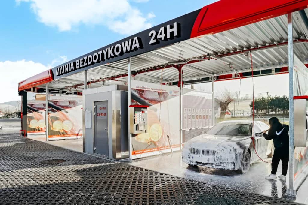 Myjnia bezdotykowa – co to znaczy i dlaczego warto z niej korzystać