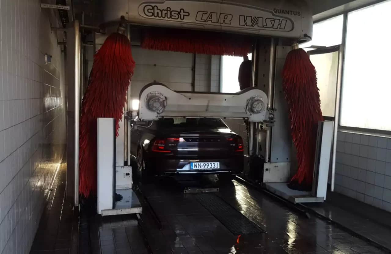 Jak umyć auto na myjni, aby uniknąć zarysowań i smug?