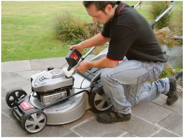 Wymiana oleju w kosiarce: ciepły silnik to klucz do sukcesu