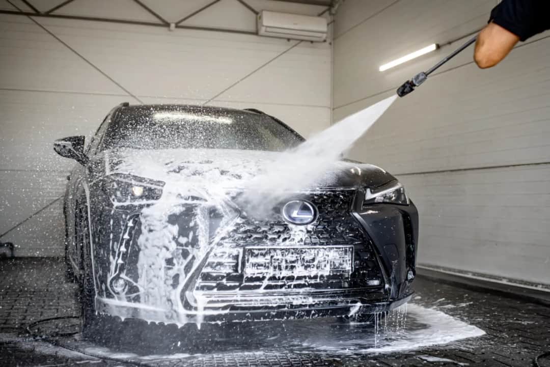 Jak skutecznie umyć auto na myjni bezdotykowej bez błędów?